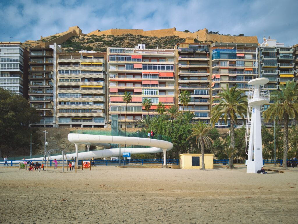 Alicante strandja és a Santa Bárbara-vár