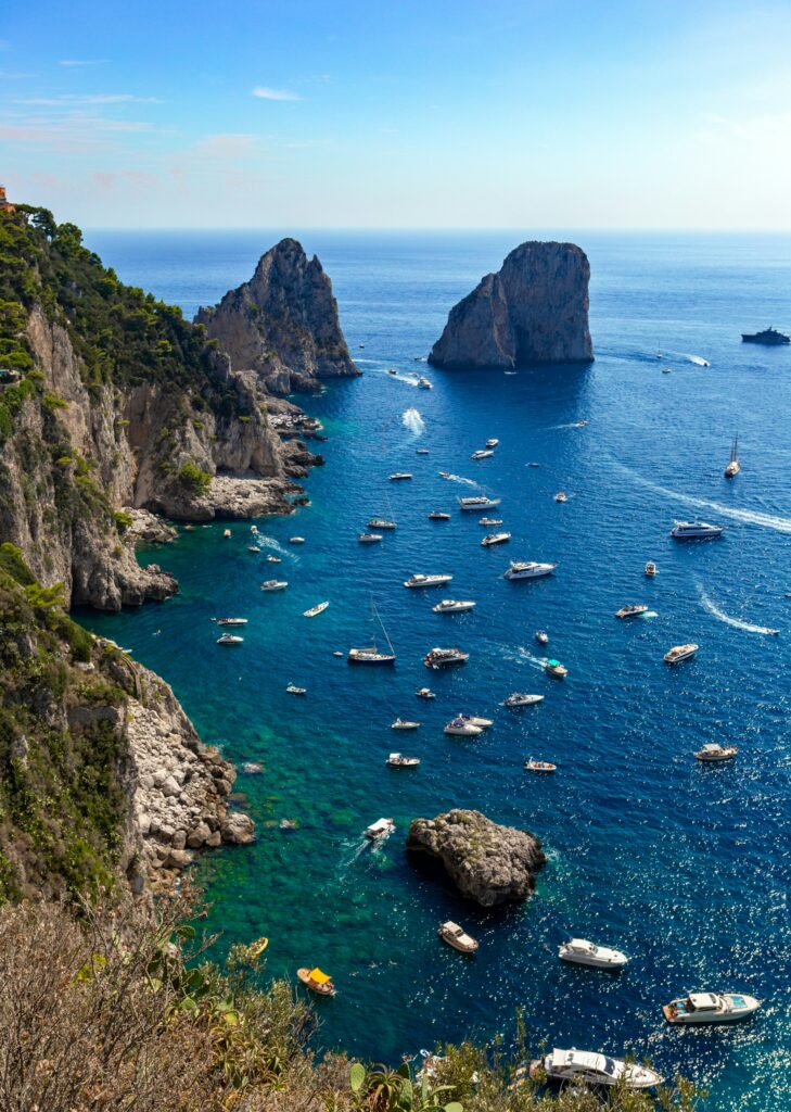Hajó Capri sziklái között