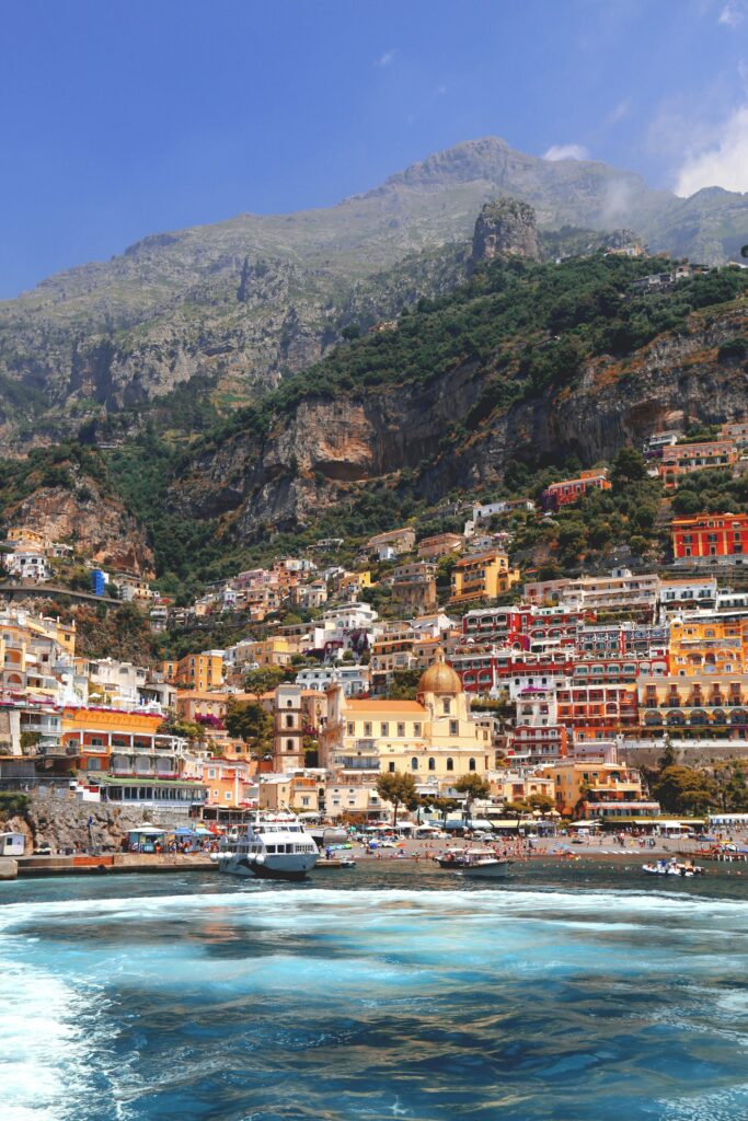 Positano színes házai a sziklafalon