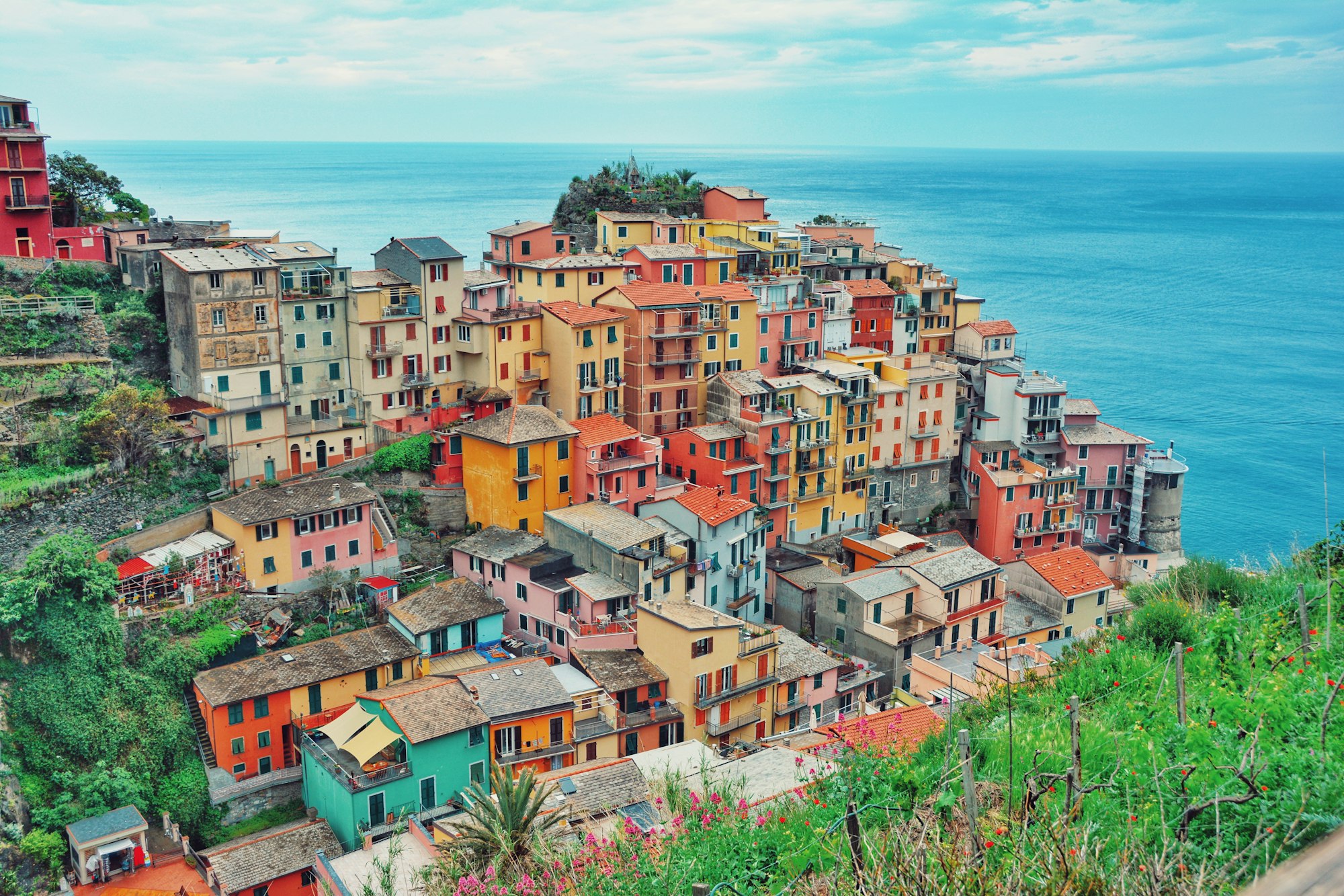 Manarola színes házai a sziklán