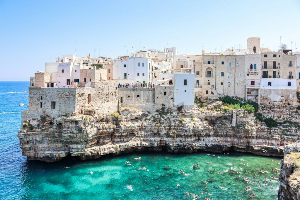 Polignano a Mare a tengerparti sziklák fölött
