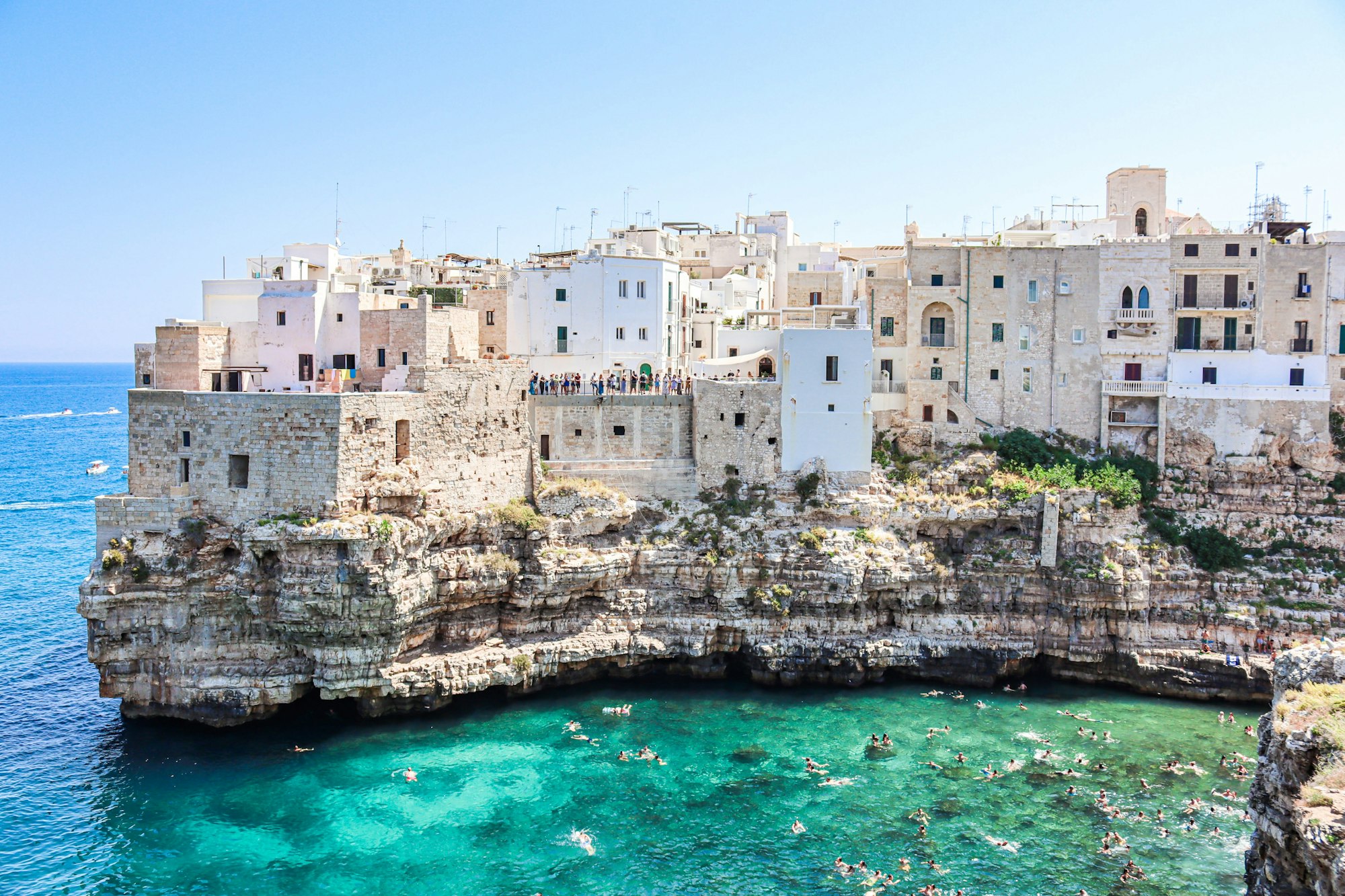 Polignano a Mare a tengerparti sziklák fölött